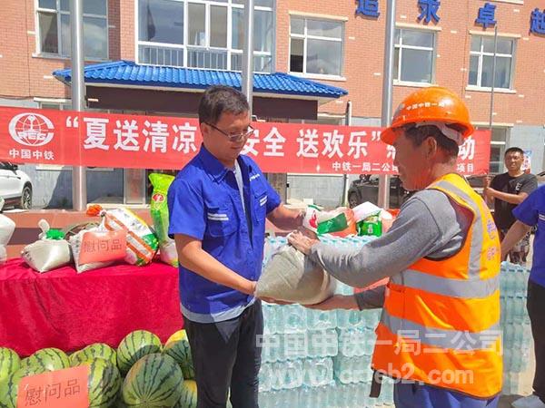安全总监刘王辉发放慰问品 (2) 安全总监刘王辉发放慰问品 (2)